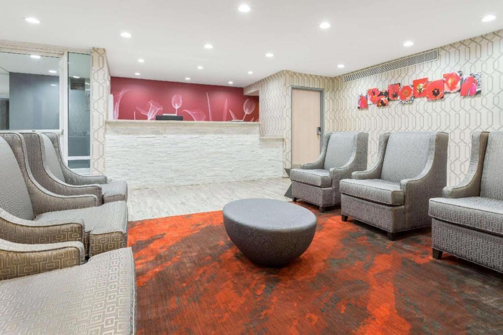 Clarion Pointe - Greensboro Coliseum Area Екстериор снимка